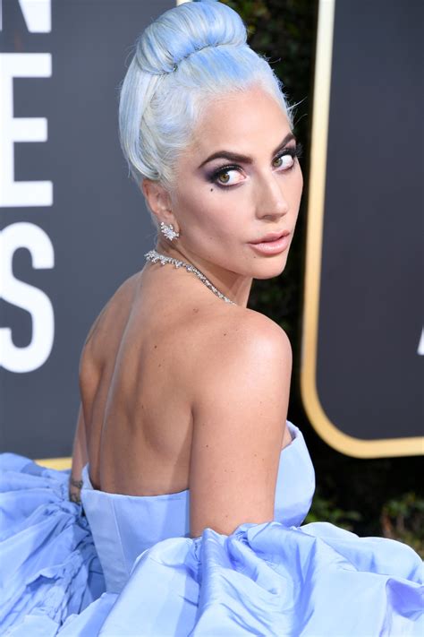 I mean, one moment she's in a red carpet gown with full glam. Hablemos sobre el pelo azul de Lady Gaga en los Golden Globes