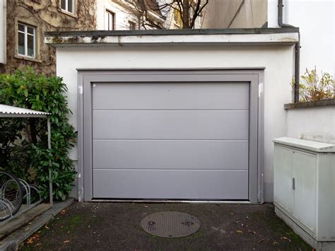 Industriebeschläge und laufwerke mit kugelgelagerten laufrollen sorgen für. Sektionaltore für Garagen und Hallen: Torbau Sissach