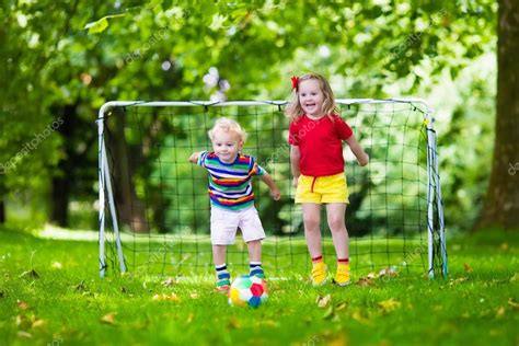 Ver más ideas sobre niño jugando futbol, jugar futbol, niños jugando. Niños jugando al fútbol en el patio de la escuela — Foto de stock © FamVeldman #81277206