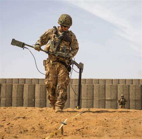 Offenbar handelte es sich um ein selbstmordattentat. Bundeswehr in Mali: Bundeswehr unterstützt französischen ...