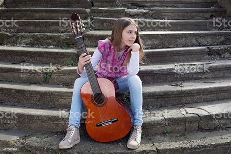 십대 여자아이 기타 좌석 계단 및 루킹 한통입니다 2015년에 대한 스톡 사진 및 기타 이미지 2015년 계단 귀여운 Istock