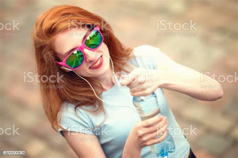 선글라스 빨강 머리 마른 여자 물 Bouttle을 오픈 하려고 가냘픈에 대한 스톡 사진 및 기타 이미지 Istock