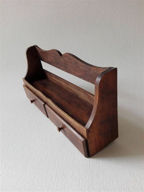 Meubles fabriqués en bois massif. Petit étagère à épices en bois vintage avec deux tiroirs ...