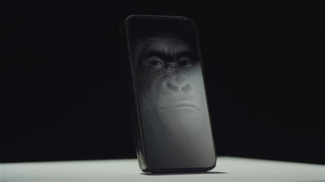 En nuestras pruebas de laboratorio, gorilla glass 5 sobrevive a caídas de hasta 1.2 metros de altura sobre superficies duras y ásperas. Corning Gorilla Glass 4 is Much Harder to Break | Lowyat.NET