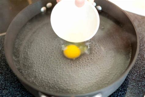Easy Poached Eggs Recipe