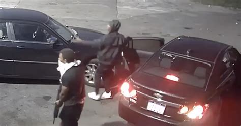 Video Detroit Police Seek 2 Suspects 1 Armed With Ar 15 In Carjacking At Gas Station Cbs Detroit