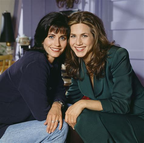 Jennifer Aniston And Courteney Cox Cant Get Enough ‘friends Bloopers