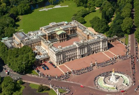 Станции victoria, green park и hyde park corner. Police arrest intruder who climbed wall into Buckingham ...