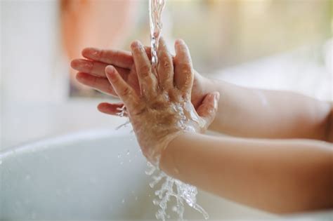 Enfants Se Laver Les Mains Pour Pr Venir L Infection Par Le Coronavirus