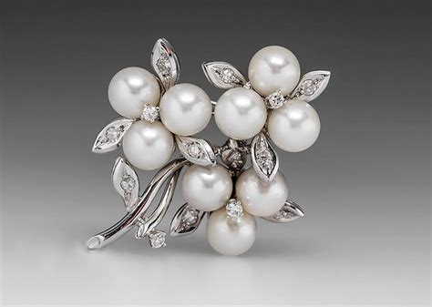 This Lovely Vintage Pearl And Diamond Brooch Pin Features 9 Near Round