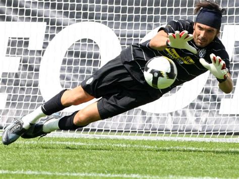 Gianluigi buffon was born on january 28, 1978 in carrara, italy. Gianluigi Buffon - futbolnicobal