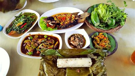 Untuk rumah makan khas sunda yang berada di sekitar jawa barat, kamu akan merasakan sensasi makan nasi timbel. makanan sunda ala cibiuk limbangan leuwi goong ...