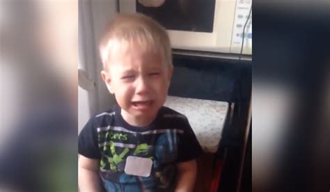 neopouštěj mě maminko chlapeček plakal když viděl jak jeho nevlastní matka začala balit
