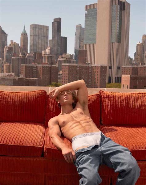 Jeremy Allen White W Wiralowej Kampanii Calvin Klein Underwear