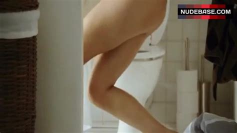 Nora Tschirner Nude In Toilet Keinohrhasen Nudebase Com