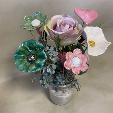 Bouquet Composé De 4 Fleurs Et Un Cœur En Céramique Une Rose En Tissu