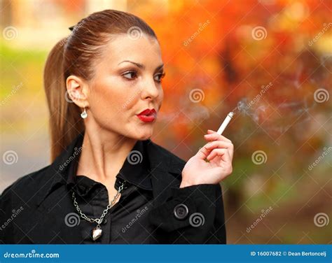 Femme Avec La Cigarette Photo Stock Image Du Satisfait 16007682