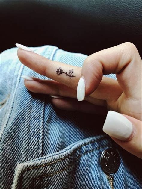 26 Elegant Finger Tattoos Ideas For Female In 2020 Dainty Tattoos