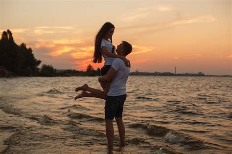 Historia De Amor En La Playa Joven Hermosa Pareja Amorosa Abrazando En