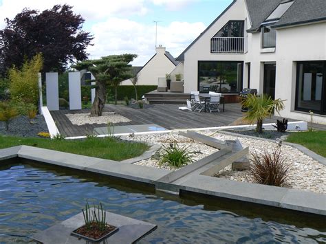 Terrasse Bassin Dans Un Jardin Contemporain Et Moderne à Trégueux