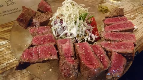 那覇公設市場の和ミート直営店 The 肉屋 （ししや） のカウンターでおひとりさまでも気軽に鉄板焼き Me Myself And I