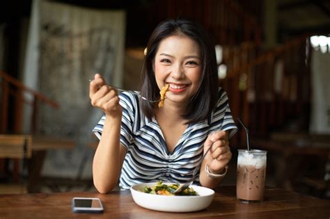 Kombinasi antara protein, lemak sehat, dan karbohidrat kompleks dalam menu makan penderita diabetes dapat mengurangi kecepatan penyerapan gula. Pilihan Menu Makan Malam Sehat dan Lezat - Alodokter