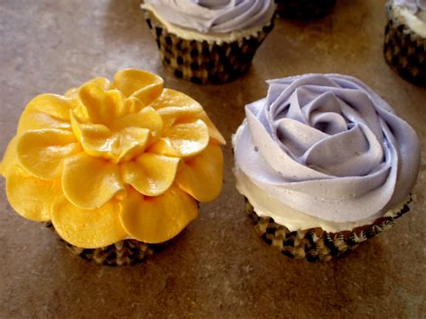 This vanilla buttercream frosting is creamy, sweet and easy to customize! Naked Cupcakes: Flowers and Vanilla Buttercream Icing