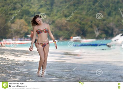 sexy meisje die in bikini op het strand lopen stock foto image of mooi wijfje 80530038