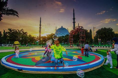 Taman senja kesesi kini sudah mulai banyak dilengkai beragam wahana dan spot bersantai yang nyaman. 'Momen Senja Taman Elektrik di Al-Azhom' Pikat Juri Lomba ...