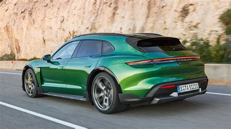 Porsche Taycan Cross Turismo: elettrica cattivissima con assetto rialzato