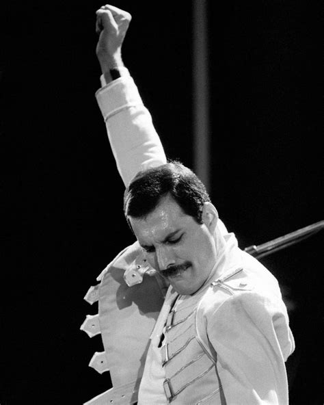 Sintético Imagen Estatua De Freddie Mercury En Suiza Cena Hermosa