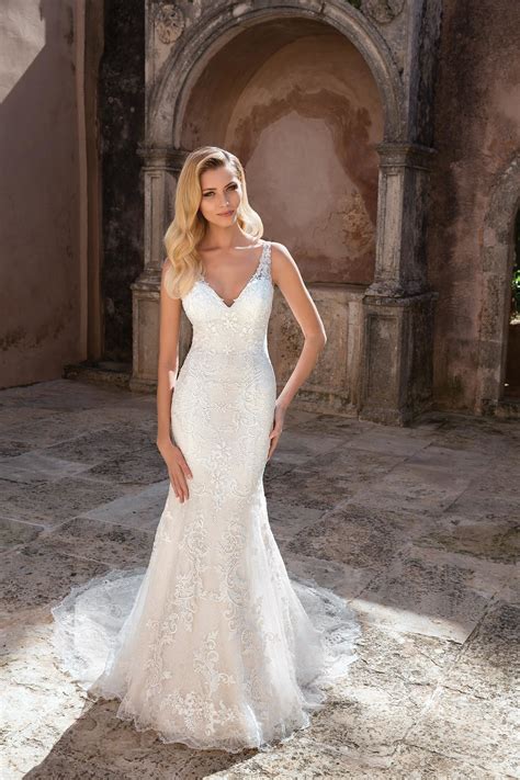 Spitze brautkleider passen und flare mit spaghettiträgern spitze mit zug martina. Fit and Flare-Brautkleid mit Spitze und V-Ausschnitt von ...
