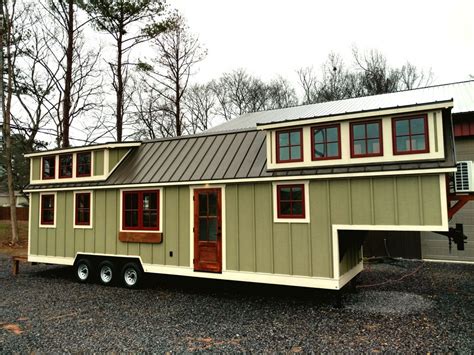 Rustic-Farmhouse-Style-Luxury-Large-Tiny-House-On-Wheels_2