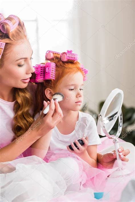 Madre E Hija Haciendo Maquillaje — Foto De Stock © Arturverkhovetskiy