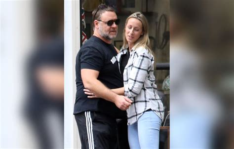 Pics Russell Crowe Weight Gain Actor Looks Fat At The Gym