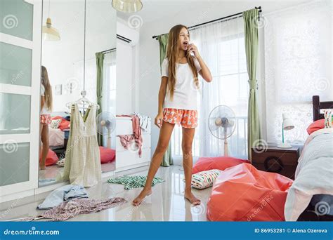 adolescente que elige la ropa en armario imagen de archivo imagen de limpieza casa 86953281