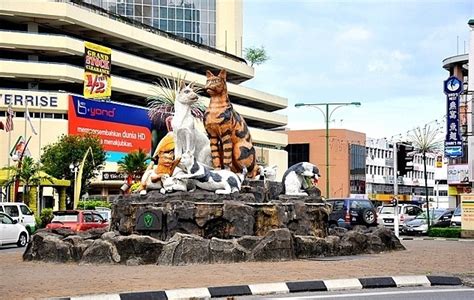 Majlis daerah dalat dan mukah: Tempat Menarik di Kuching: Kucing Statue