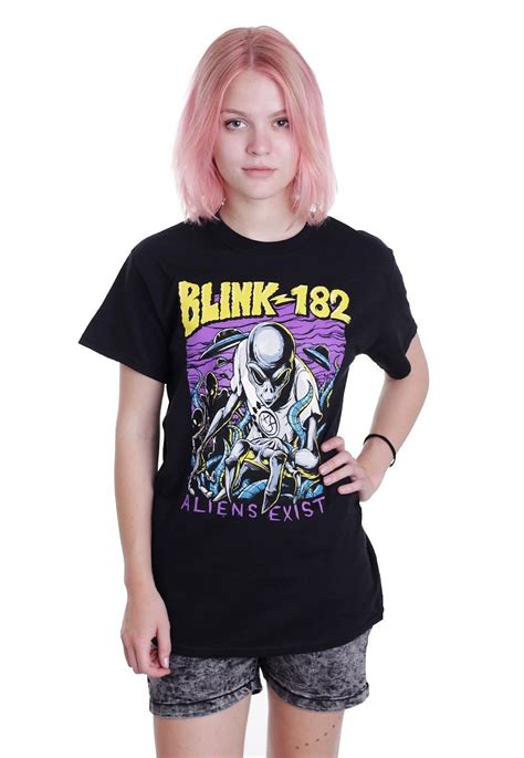View credits, reviews, tracks and shop for the 2000 cd release of the blink 182 show on discogs. Pin on Blink 182