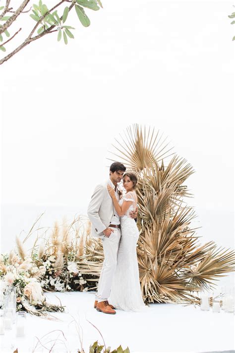 Never wilt or die and lets face it… they look amazing! Tropical Elegance: Dried Flowers + Pampas Grass Wedding