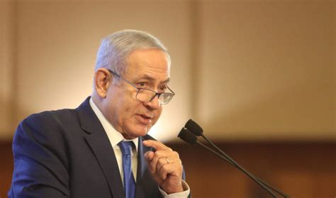 כך מנסה נתניהו לשכנע את עצמו שזה רק חלום והסדר יחזור על כנו גם כשהוא לא ראש הממשלה, בנימין נתניהו ממשיך לשחק את התפקיד, משכנע את עצמו והסביבה שהכל אינו אלא חלום רע. שידור חי: נתניהו מגיב לנאומם של גנץ, לפיד, אשכנזי ויעלון ...