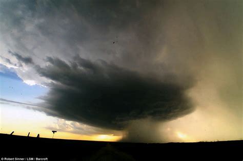 Incredible Time Lapse Footage Of Supercell Storm Forming Over Kansas Daily Mail Online
