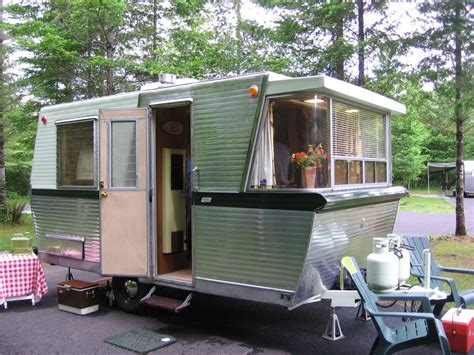 Travel trailers with front windows. Dang! Missed this one @ the rally :( | Vintage travel ...