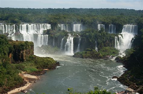 Les chutes d'iguazú, chutes d'iguaçu ou encore chutes d'iguassu, situées au milieu de la forêt tropicale, à la frontière entre l'argentine et le brésil. Spectaculaire : les chutes d'Iguaçu (versant Brésil ...