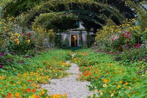 Der garten von monet ist nicht nur die attraktion von giverny schlechthin, sondern sicherlich auch eine der touristischen hauptattraktionen der gesamten normandie. Claude Monet-' Garten - Giverney Stockbild - Bild von ...