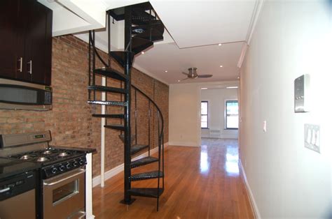 Super Spacious Den In This 2 Story Apartment With Stainless Steel