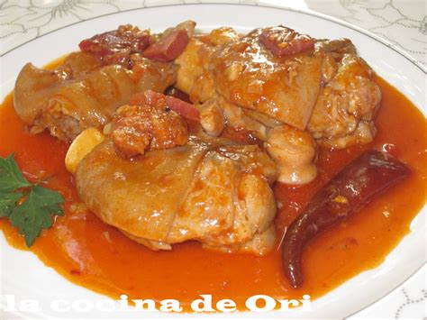 Agregar la salsa y el agua, revolver y dejar cocinar por 50 minutos. LA COCINA DE ORI: MANITAS DE CERDO EN SALSA ALAVESA