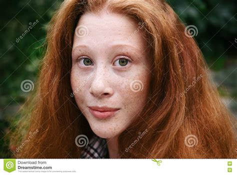 Porträt Des Jugendlichmädchens Mit Dem Roten Haar Und Den Sommersprossen Stockfoto Bild von