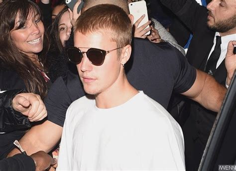 Justin Bieber Seen Hugging A Mystery Brunette Does Sofia Richie Know