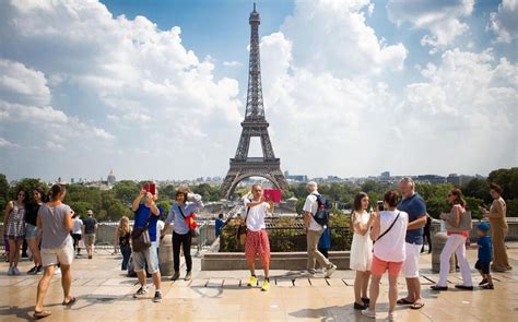 Le Relooking Géant Des Abords De La Tour Eiffel Fait Débat Le Parisien