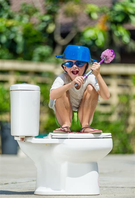 Bin ein junge bzw transgender und fühle mich als mädchen darf ich auf die frauen toilette gehen. Absurdes Bild: Netter Junge In Den Schutzbrillen, Die Auf Der Toilette Sitzen, Die Stockfoto ...